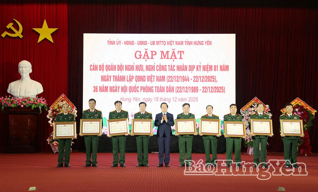 Thừa ủy quyền của Chủ tịch nước, đồng chí Phạm Quang Ngọc, Phó Bí thư Tỉnh ủy, Chủ tịch UBND tỉnh trao Huân chương bảo vệ Tổ quốc hạng Ba tặng cán bộ Quân đội nghỉ hưu, nghỉ công tác.