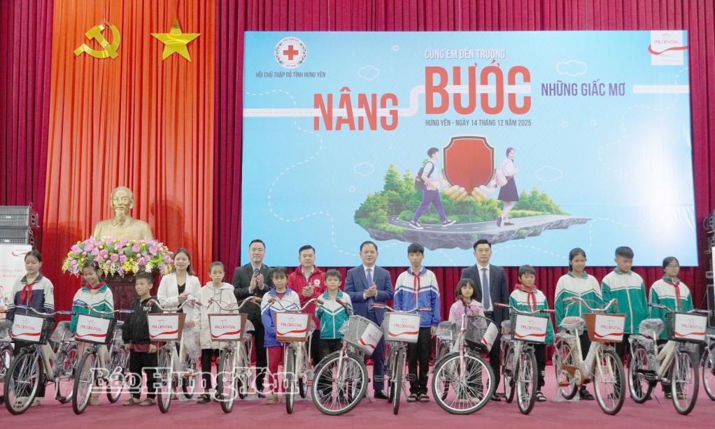 Lãnh đạo Hội Chữ thập đỏ tỉnh và Công ty TNHH Bảo hiểm Nhân thọ Prudential Việt Nam trao tặng xe đạp cho học sinh có hoàn cảnh khó khăn ở phường Trần Hưng Đạo và phường Thái Bình.