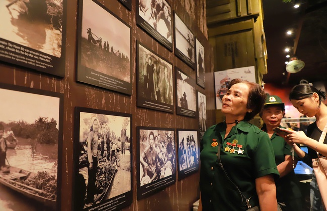 Khai mạc triển l&atilde;m trưng b&agrave;y chuy&ecirc;n đề &ldquo;Thời thanh xu&acirc;n tr&ecirc;n tuyến đường 1C huyền thoại&rdquo; - Ảnh 9.