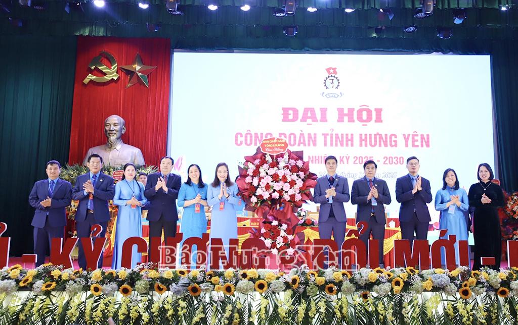 Tổng Li&ecirc;n đo&agrave;n Lao động Việt Nam tặng hoa ch&uacute;c mừng đại hội.