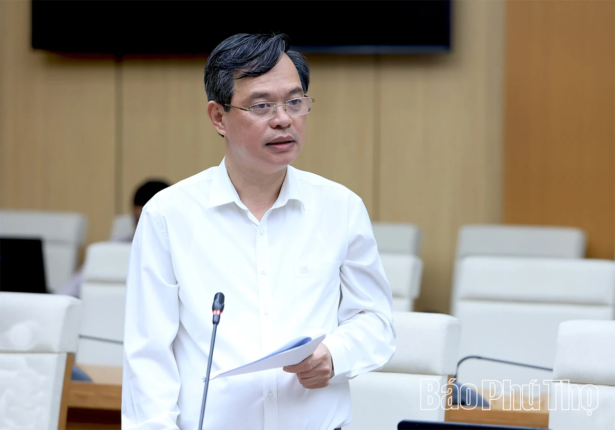 Chủ tịch UBND tỉnh Trần Duy Đông nghe báo cáo tình hình phát triển kinh tế - xã hội và tháo gỡ khó khăn giải phóng mặt bằng các dự án