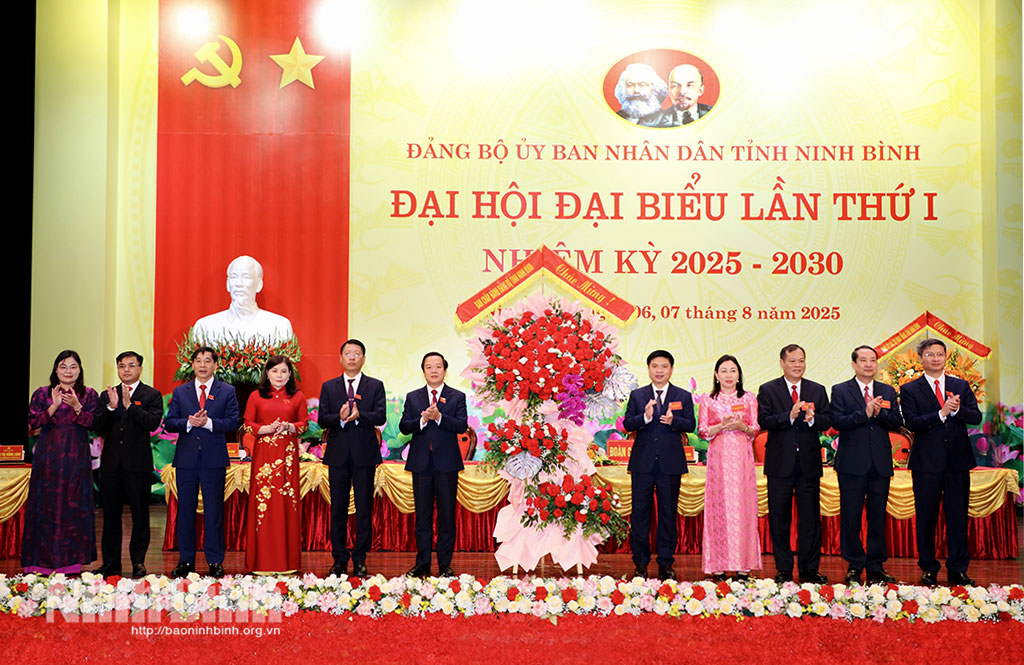 Các đồng chí lãnh đạo tỉnh tặng hoa chúc mừng Đại hội.