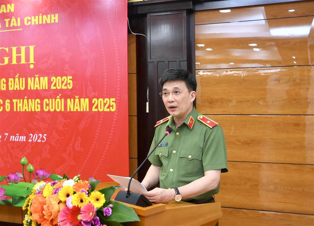 Thiếu tướng Phạm Trường Giang, Bí thư Đảng ủy, Cục trưởng Cục Kế hoạch và Tài chính phát biểu khai mạc Hội nghị. 