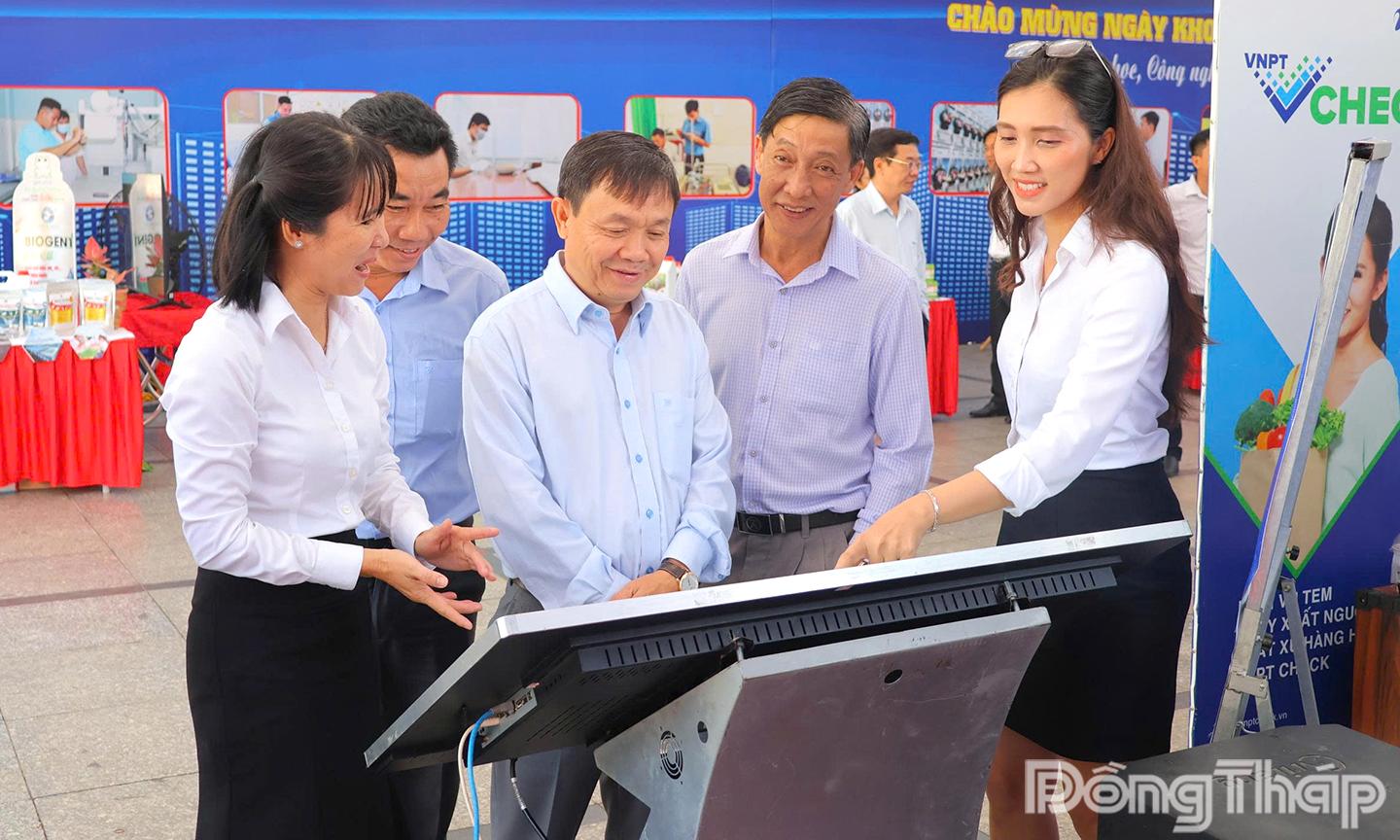 Lãnh đạo tỉnh tham quan gian hàng ứng dụng chuyển đổi số của doanh nghiệp tỉnh nhà tại Lễ phát động Bình dân học vụ số. Ảnh: MỸ LÝ