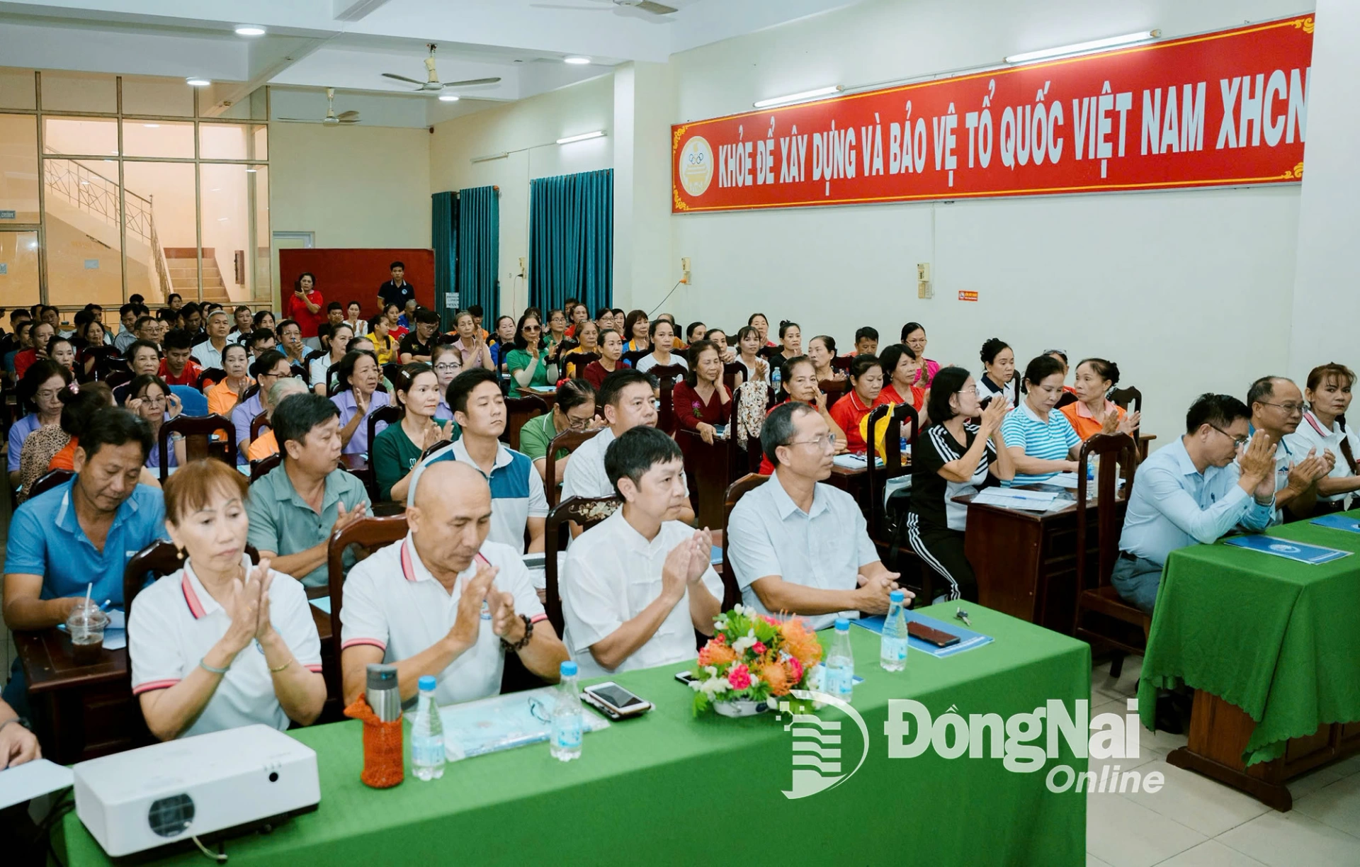 Ban tổ chức, đại biểu và các học viên tại lễ khai giảng lớp tập huấn. Ảnh: ĐVCC