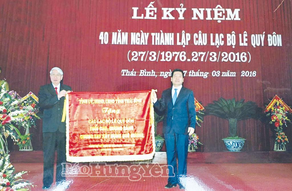 Đồng chí Nguyễn Hồng Diên, Ủy viên Ban Chấp hành Trung ương Đảng, Phó Bí thư Tỉnh ủy, Chủ tịch UBND tỉnh Thái Bình (cũ), nay là Bộ trưởng Bộ Công Thương trao Bức trướng tặng Câu lạc bộ Lê Quý Đôn nhân kỷ niệm 40 năm thành lập, ngày 27/3/2016.