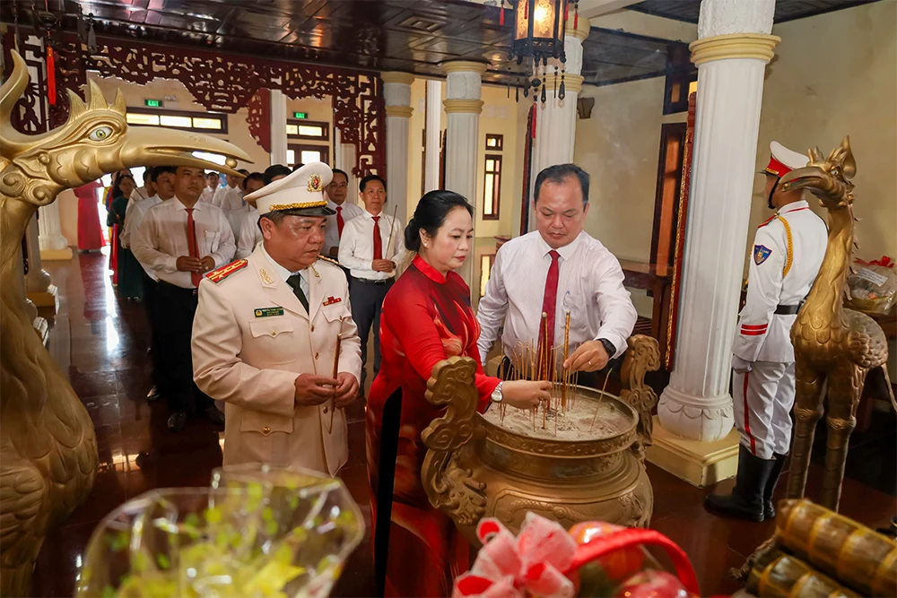 Lãnh đạo TP Cần Thơ viếng Đền thờ Bác Hồ tại xã Lương Tâm
