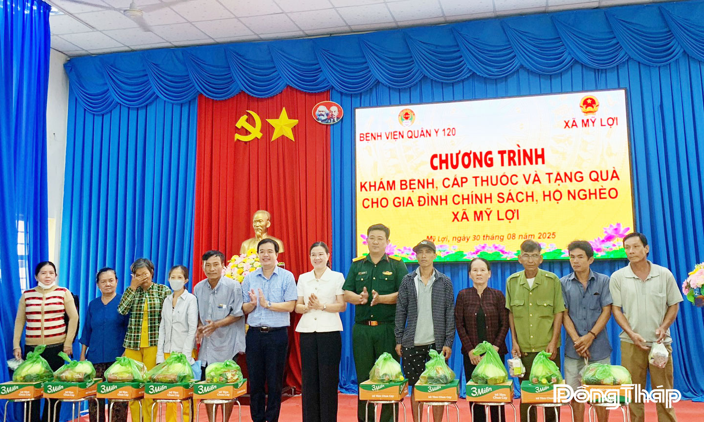 Bệnh viện Quân y 120 tổ chức khám bệnh, cấp thuốc và tặng quà cho gia đình chính sách, hộ nghèo trên địa bàn xã Mỹ Lợi.