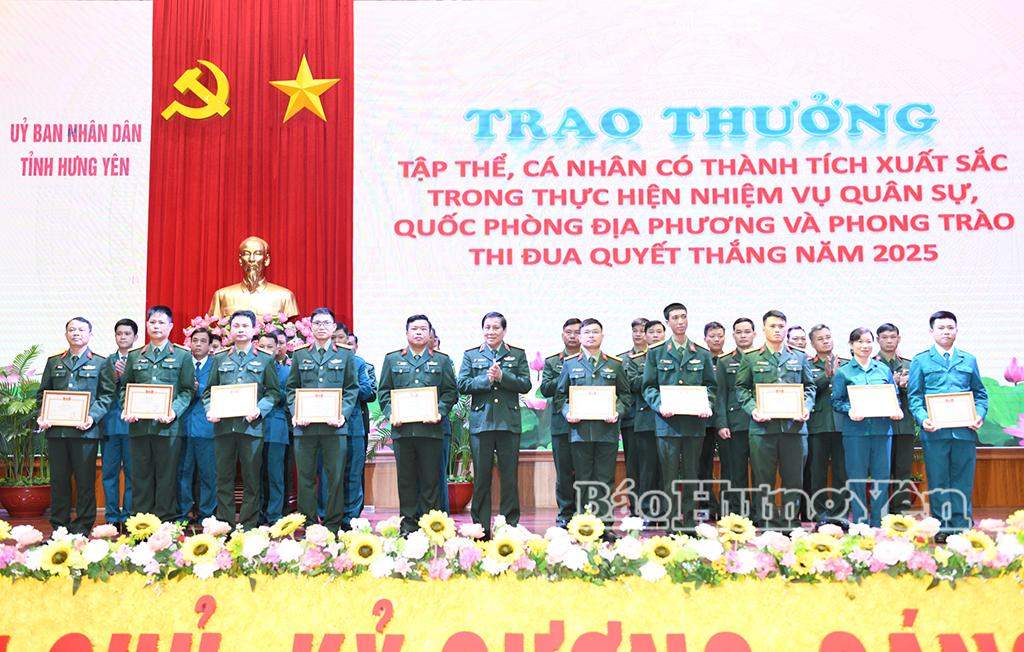 Trung tướng Nguyễn Đức Hưng, Chính ủy Quân khu 3 trao danh hiệu thi đua của Quân khu 3 tặng các tập thể, cá nhân.