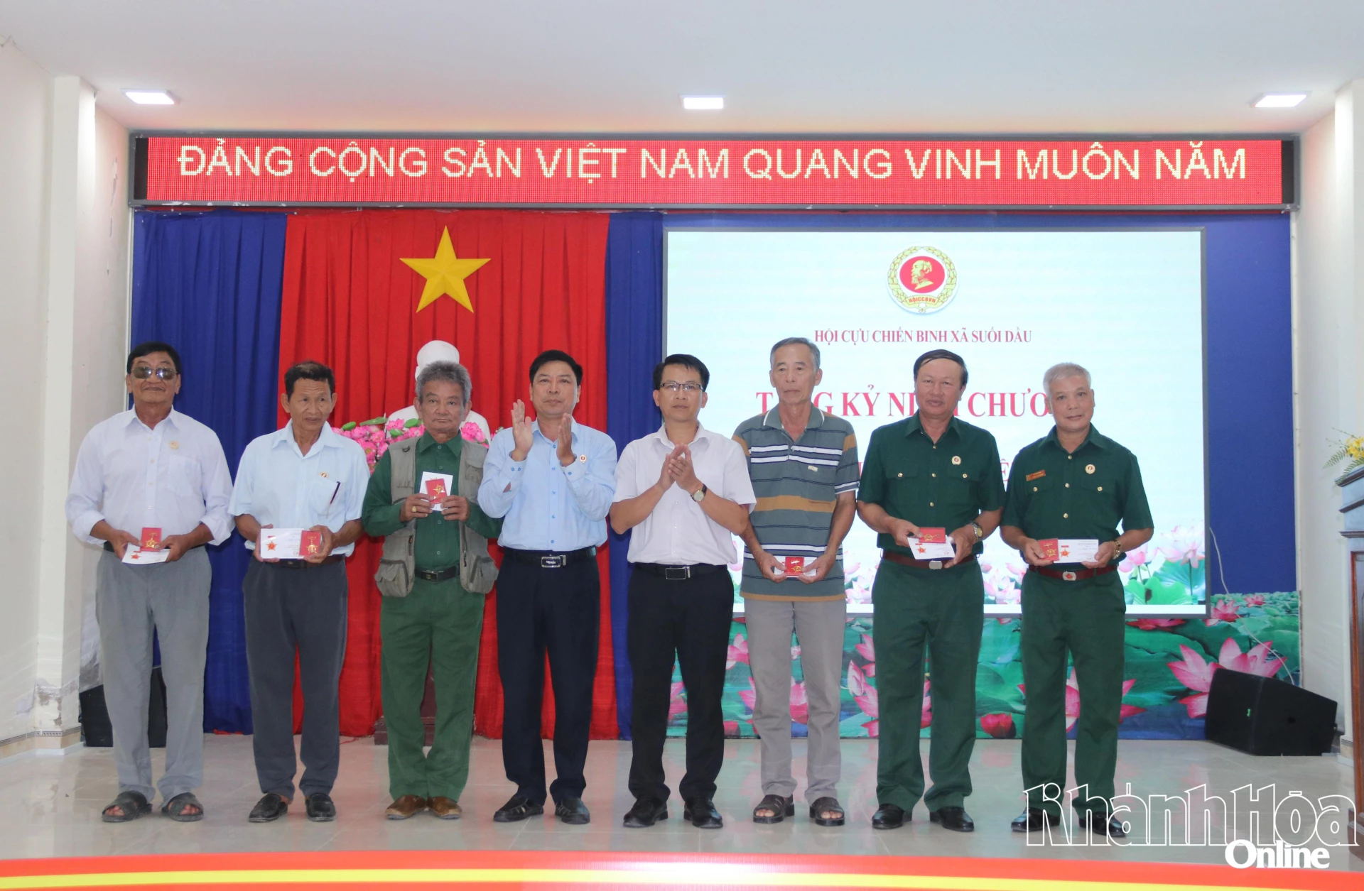 Lãnh đạo Hội Cựu chiến binh tỉnh trao kỷ niệm chương cho các cá nhân.