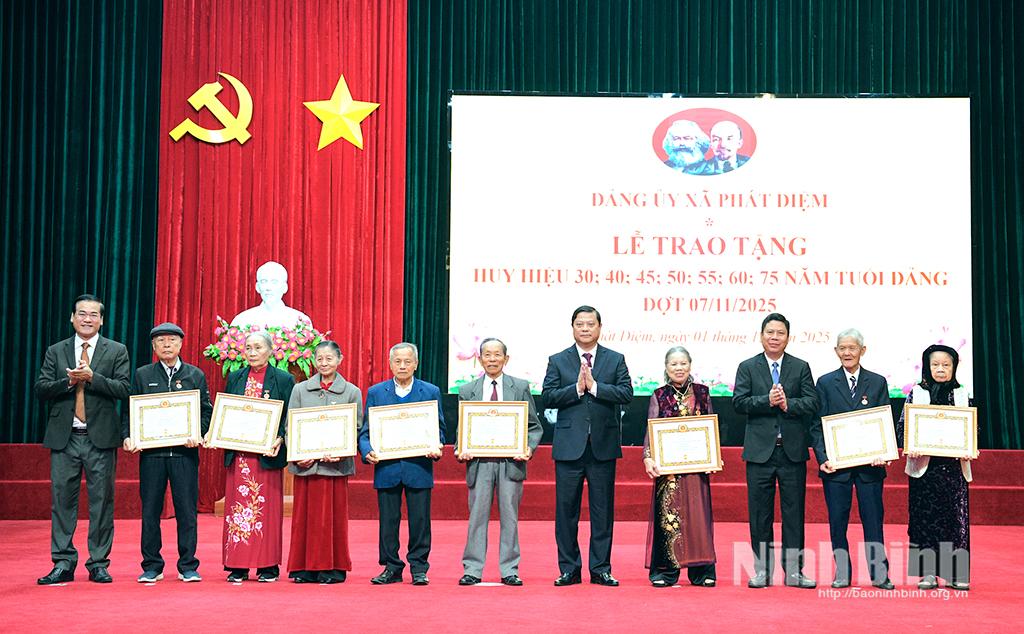 Thường trực Đảng ủy xã Phát Diệm trao tặng Huy hiệu Đảng cho các đảng viên 60 năm và 75 năm tuổi Đảng.
