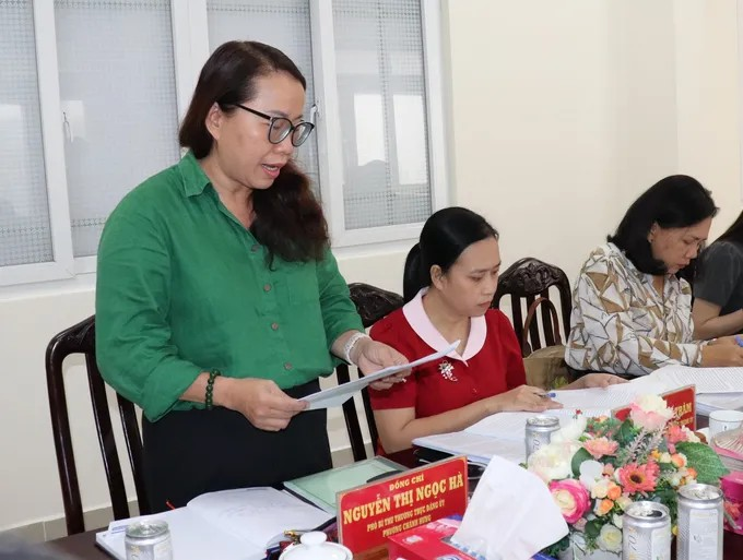 Đại diện phường Chánh Hưng báo cáo tại buổi làm việc