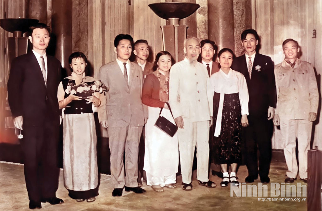 Bà Vũ Thị Bích Liên (người đứng thứ 2 từ trái sang) vinh dự được chụp ảnh với Bác Hồ tại Phủ Chủ tịch tháng 12/1966.