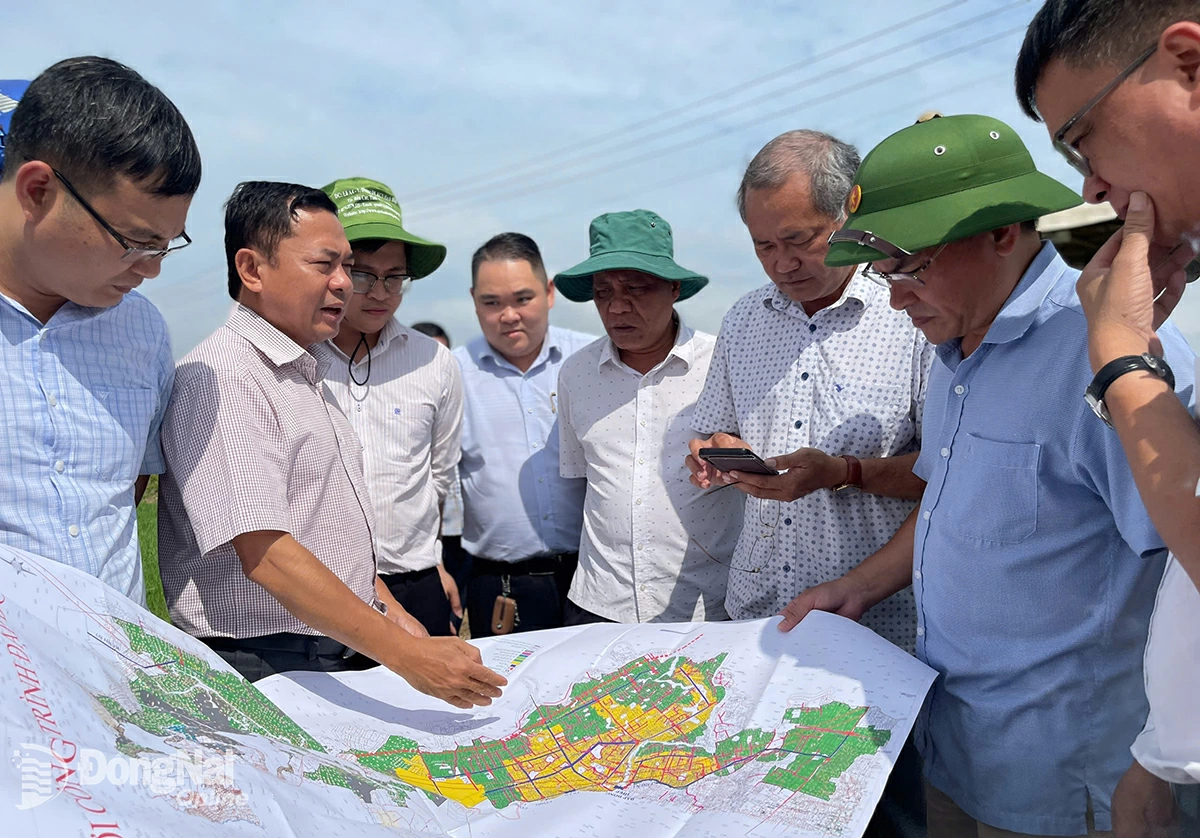 Khảo sát hiện trường ngập tại cánh đồng Phú Điền 2, xã Phú Hòa. Ảnh: Văn Tuấn  