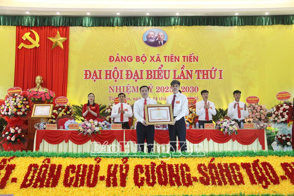 Thừa ủy quyền của Thủ tướng Chính phủ, đồng chí Trưởng Ban Tuyên giáo và Dân vận Tỉnh ủy Nguyễn Văn Chiến trao Bằng khen của Thủ tướng Chính phủ tặng đồng chí Trần Xuân Vui, Bí thư Đảng ủy xã Tiên Tiến đã có thành tích tiêu biểu xuất sắc trong phong trào thi đua “Cả nước chung sức xây dựng nông thôn mới” giai đoạn 2021-2025