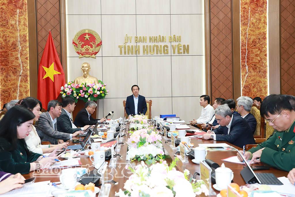 Đồng ch&iacute; Chủ tịch UBND tỉnh Phạm Quang Ngọc chủ tr&igrave; phi&ecirc;n họp.