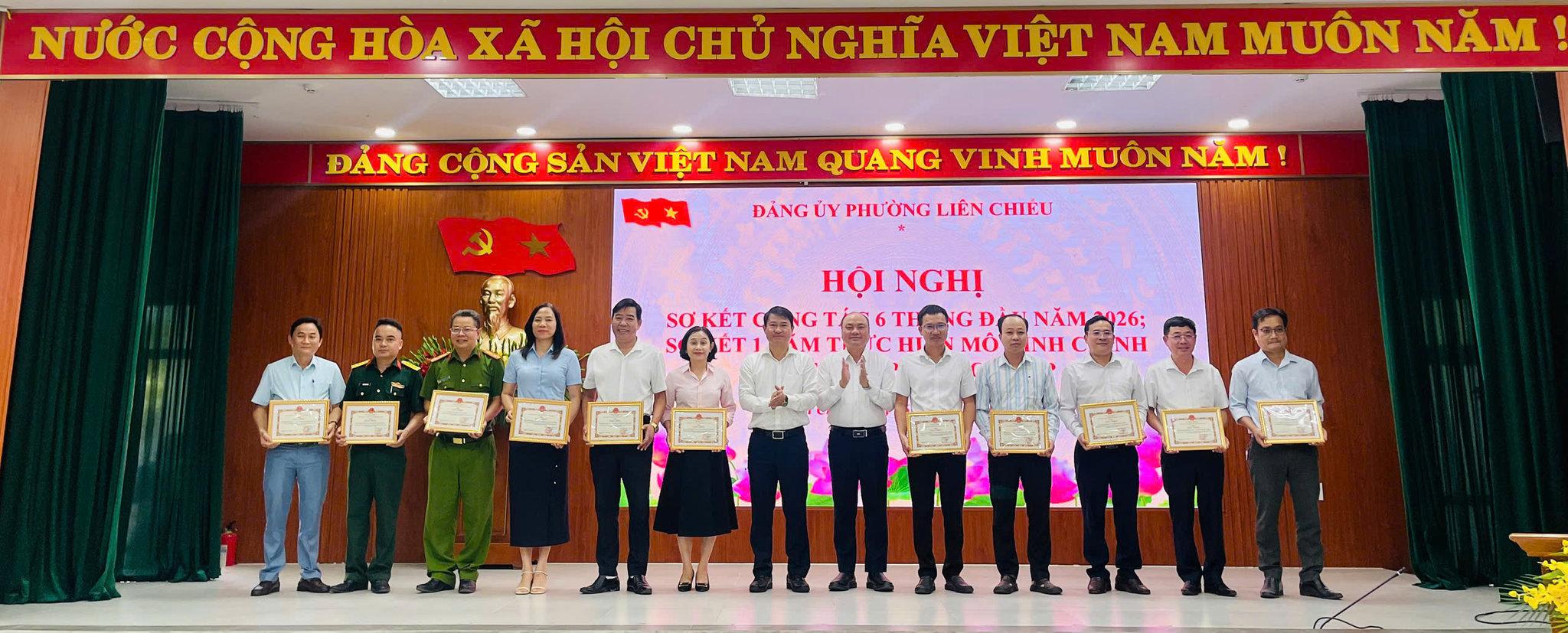 Đảng ủy phường Liên Chiểu khen thưởng các tập thể có thành tích xuất sắc trong thực hiện mô hình chính quyền địa phương 2 cấp. Ảnh: PHẠM BÌNH