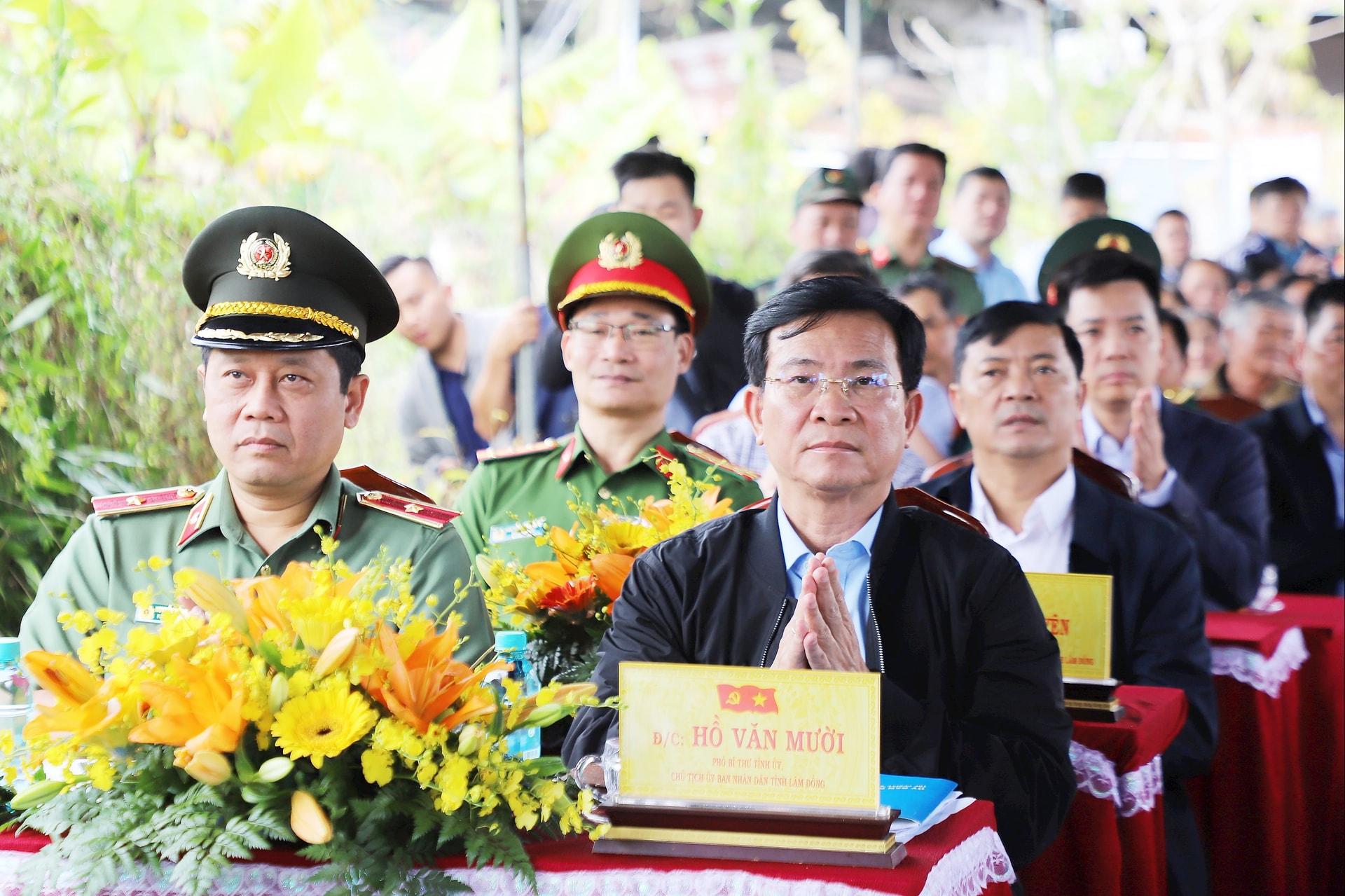 Phó Bí thư Tỉnh ủy, Chủ tịch UBND tỉnh Hồ Văn Mười; Phó Chánh Văn phòng Bộ Công an Nguyễn Hồng Nguyên tham dự lễ khởi động