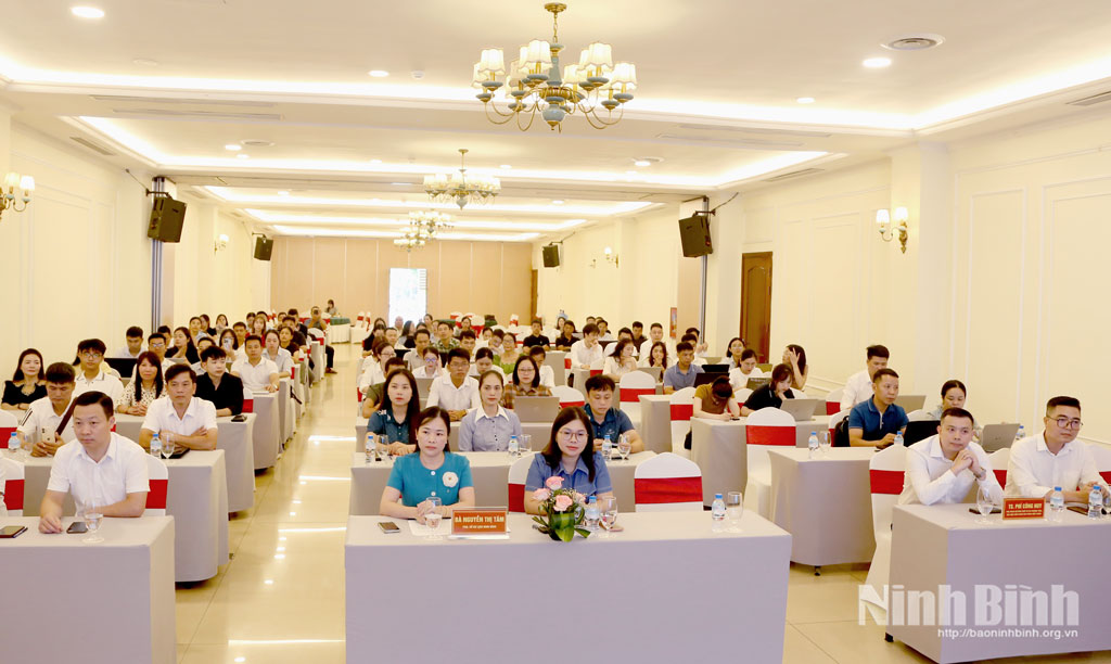 Đại biểu và các học viên dự khai giảng lớp bồi dưỡng.
