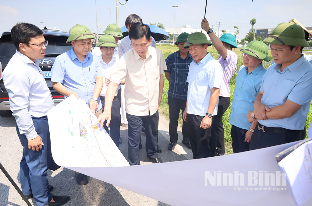 Thứ trưởng Bộ Xây dựng Lê Anh Tuấn kiểm tra Dự án vành đai 5 Hà Nội qua địa bàn tỉnh để thống nhất phương án tuyến, quy mô và các giải pháp kỹ thuật.