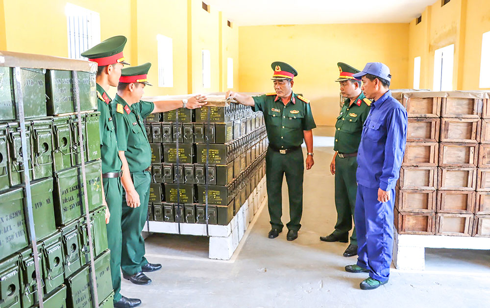 Duy trì tốt công tác bảo quản, bảo dưỡng, sửa chữa niêm cất trang bị kỹ thuật theo phân cấp. Ảnh: NGUYỄN THỊNH