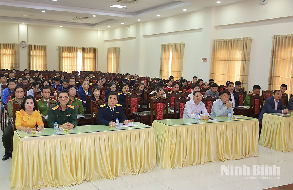 Các đại biểu dự buổi lễ.