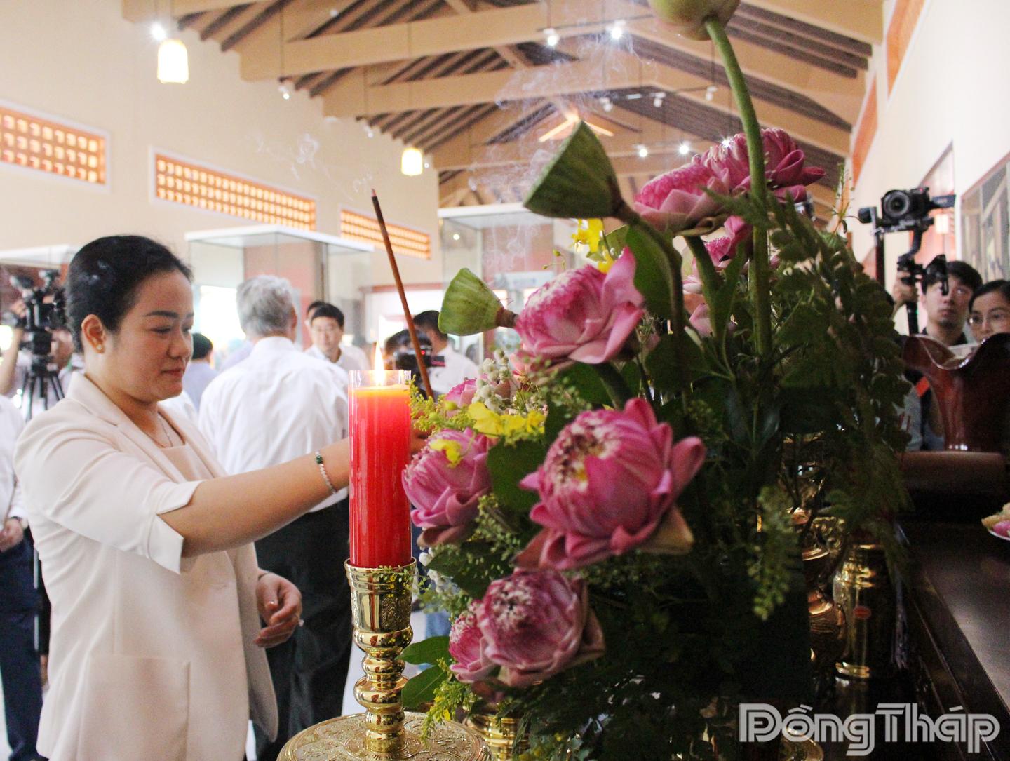 Phó Bí thư Thường trực Tỉnh ủy Nguyễn Hải Trâm thắp hương cho đồng chí Phạm Hữu Lầu, Bí thư Chi bộ An Nam Cộng sản Đảng đầu tiên của tỉnh Đồng Tháp.