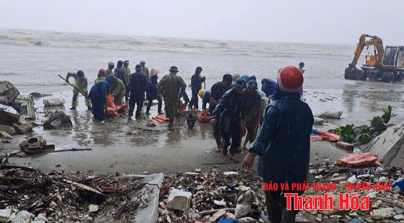 Đoàn viên thanh niên hỗ trợ người dân di dời người và tài sản ứng phó với bão số 5