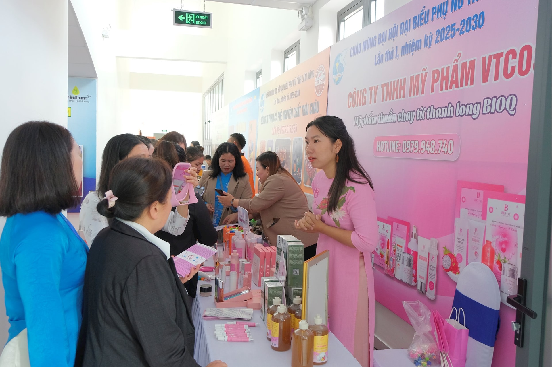 Các đại biểu tham quan gian hàng của các doanh nghiệp hội viên phụ nữ