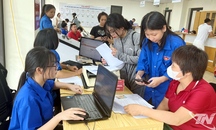 Thanh niên tình nguyện hỗ trợ người dân cài đặt, cập nhật thông tin VNeID mức độ 2.