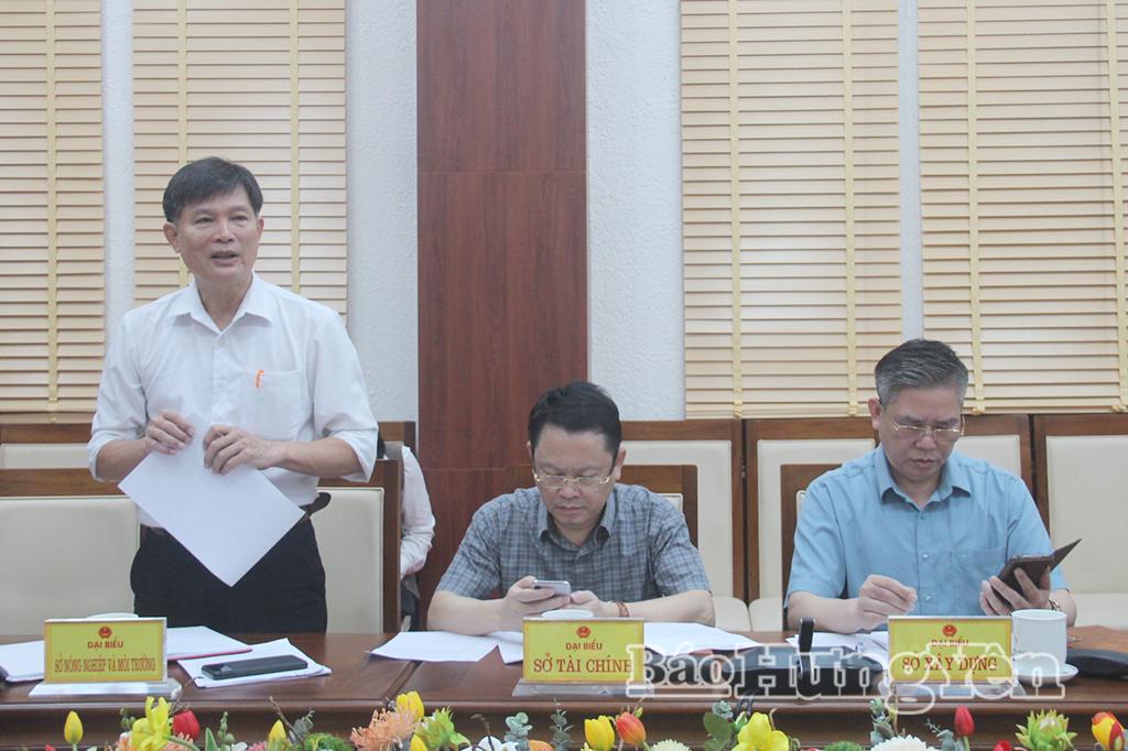 Đại diện lãnh đạo Sở Nông nghiệp và Môi trường báo cáo dự thảo Đề án giảm nghèo bền vững tỉnh Hưng Yên giai đoạn 2026 - 2030.