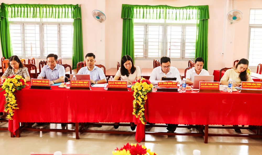 Thành viên Tổ công tác 2037 dự buổi giám sát.