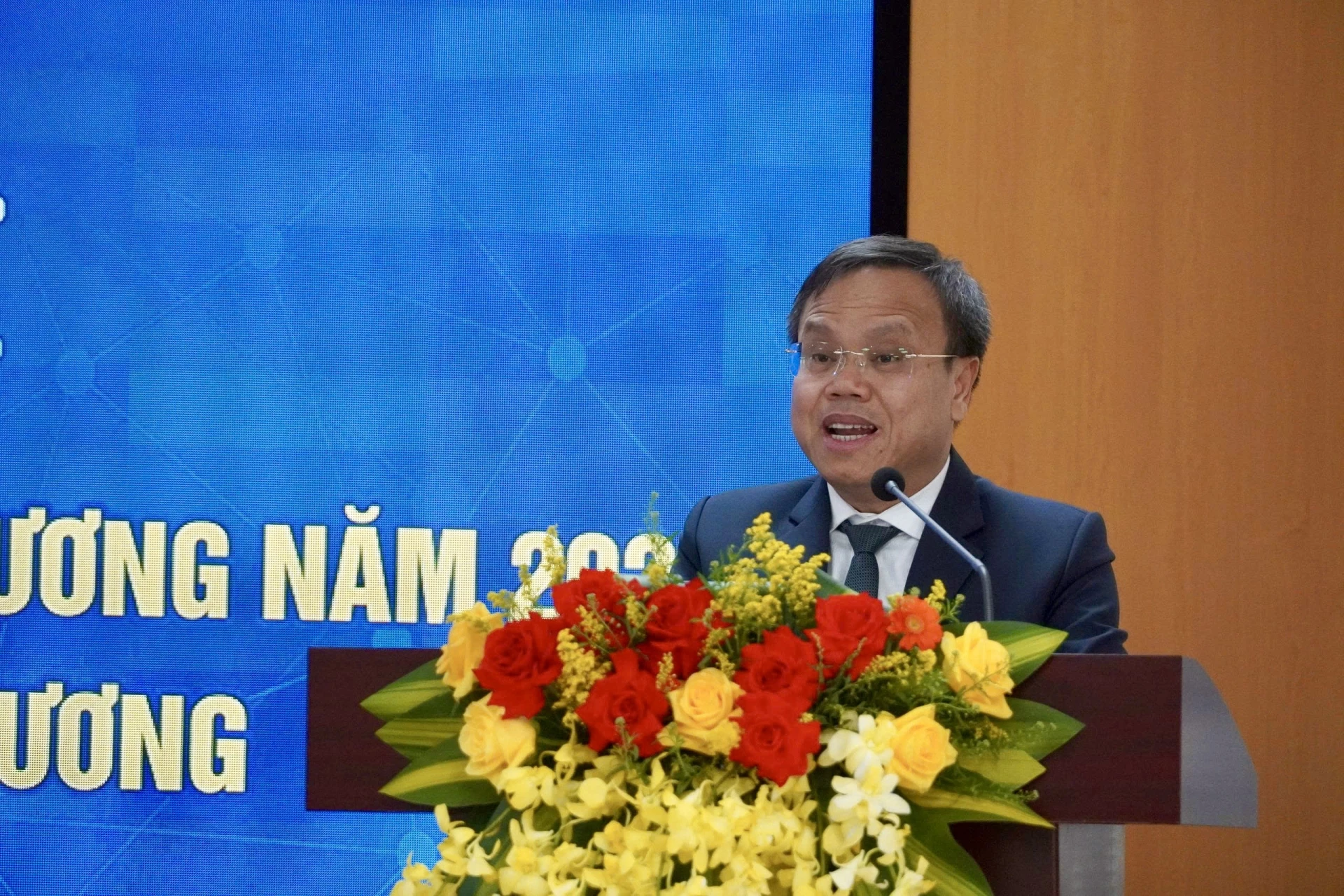 Đồng ch&iacute; L&ecirc; Đức Tiến, Ph&oacute; Chủ tịch UBND tỉnh ph&aacute;t biểu chỉ đạo hội nghị - Ảnh: H.N