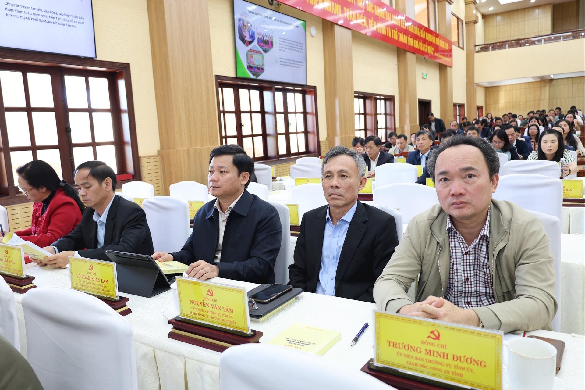 Các đồng chí Ủy viên Ban Thường vụ dự hội ngh