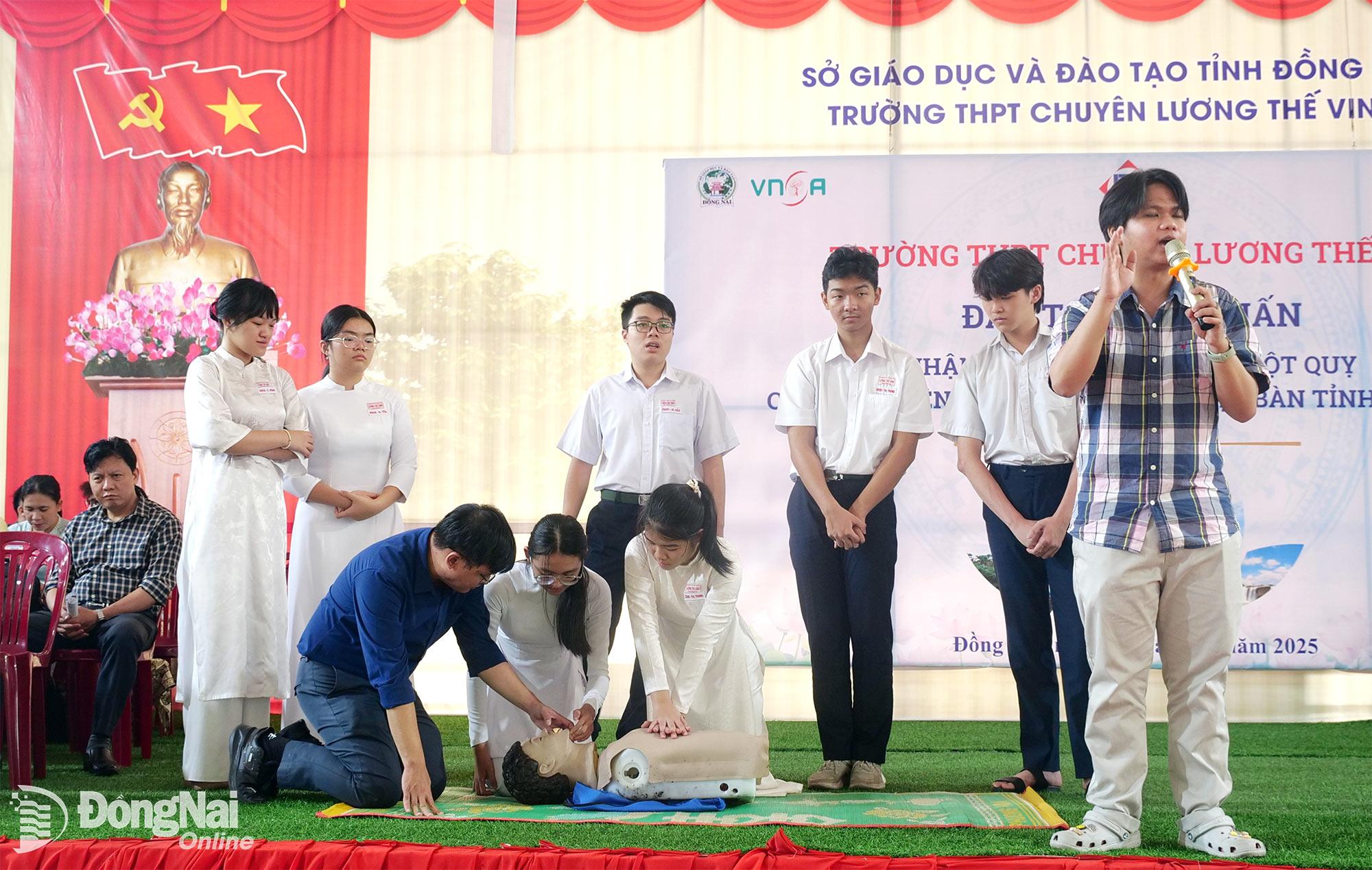 C&aacute;c em học sinh thực h&agrave;nh sơ cứu &eacute;p tim, h&agrave; hơi thổi ngạt đối với bệnh nh&acirc;n. Ảnh: Hạnh Dung