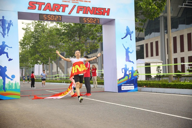 Sôi nổi giải chạy chào mừng 80 năm Ngày truyền thống Văn phòng Chính phủ- Ảnh 5. Sôi nổi giải chạy chào mừng 80 năm Ngày truyền thống Văn phòng Chính phủ- Ảnh 5.