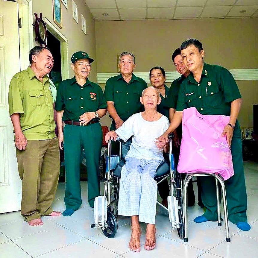 Hội CCB phường Phan Thiết thăm hỏi, tặng quà gia đình chính sách, thương bệnh binh trên địa bàn phường