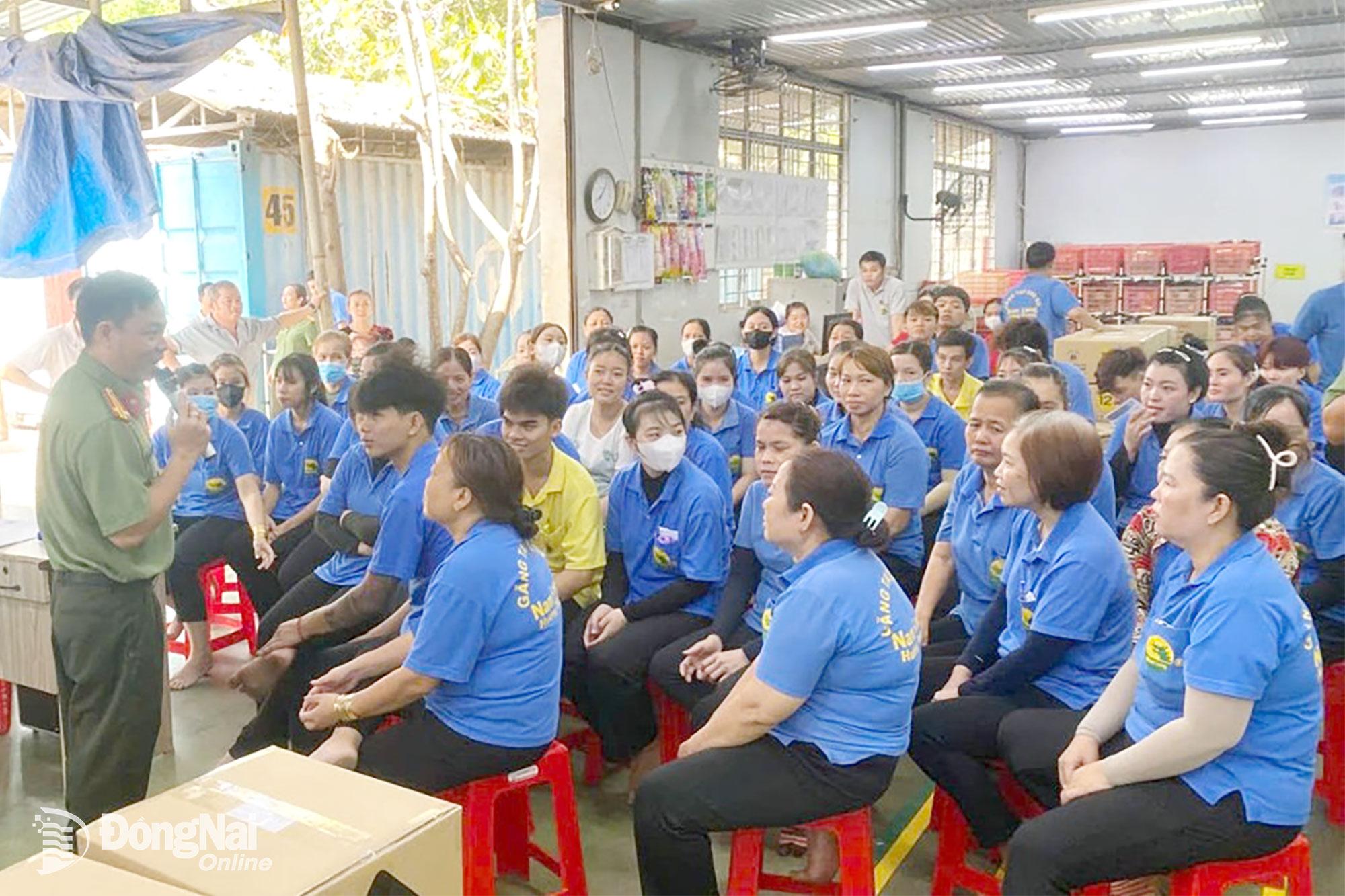 Công an thành phố Đồng Nai tổ chức tuyên truyền, nâng cao nhận thức phòng, chống tội phạm công nghệ cao cho công nhân. Ảnh: CATP    