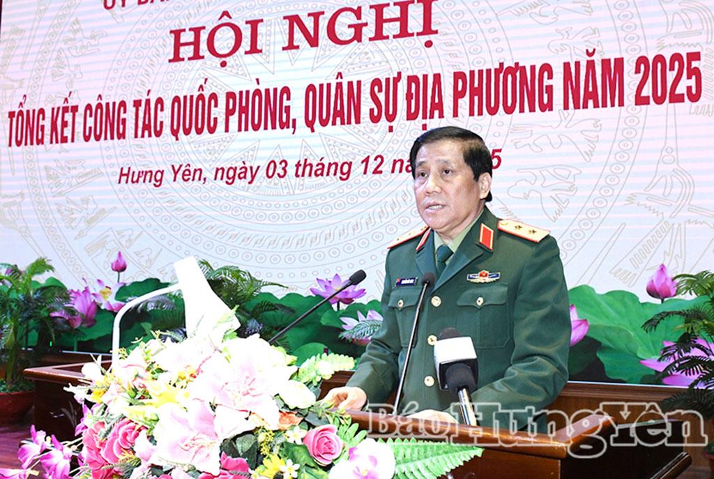 Trung tướng Nguyễn Đức Hưng, Chính ủy Quân khu 3 phát biểu tại hội nghị.