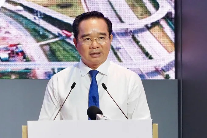 Chủ tịch UBND TPHCM Nguyễn Văn Được báo cáo về tình hình thực hiện Nghị quyết 98. (Ảnh: SGGP)