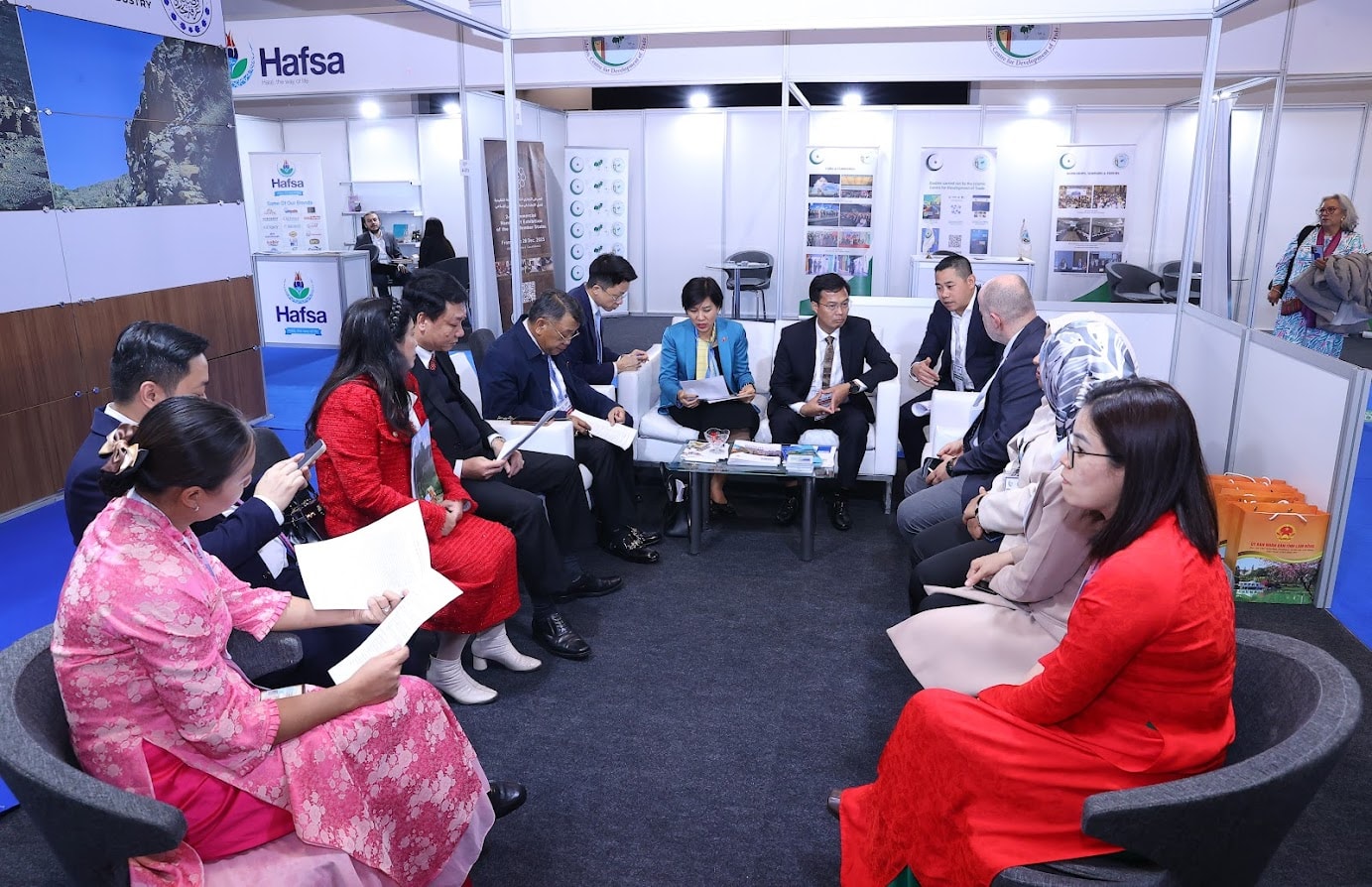 3Quang cảnh làm việc với lãnh đạo các đơn vị, địa phương trong khuôn khổ chuyến thăm, và làm việc của Đoàn công tác tỉnh Lâm Đồng