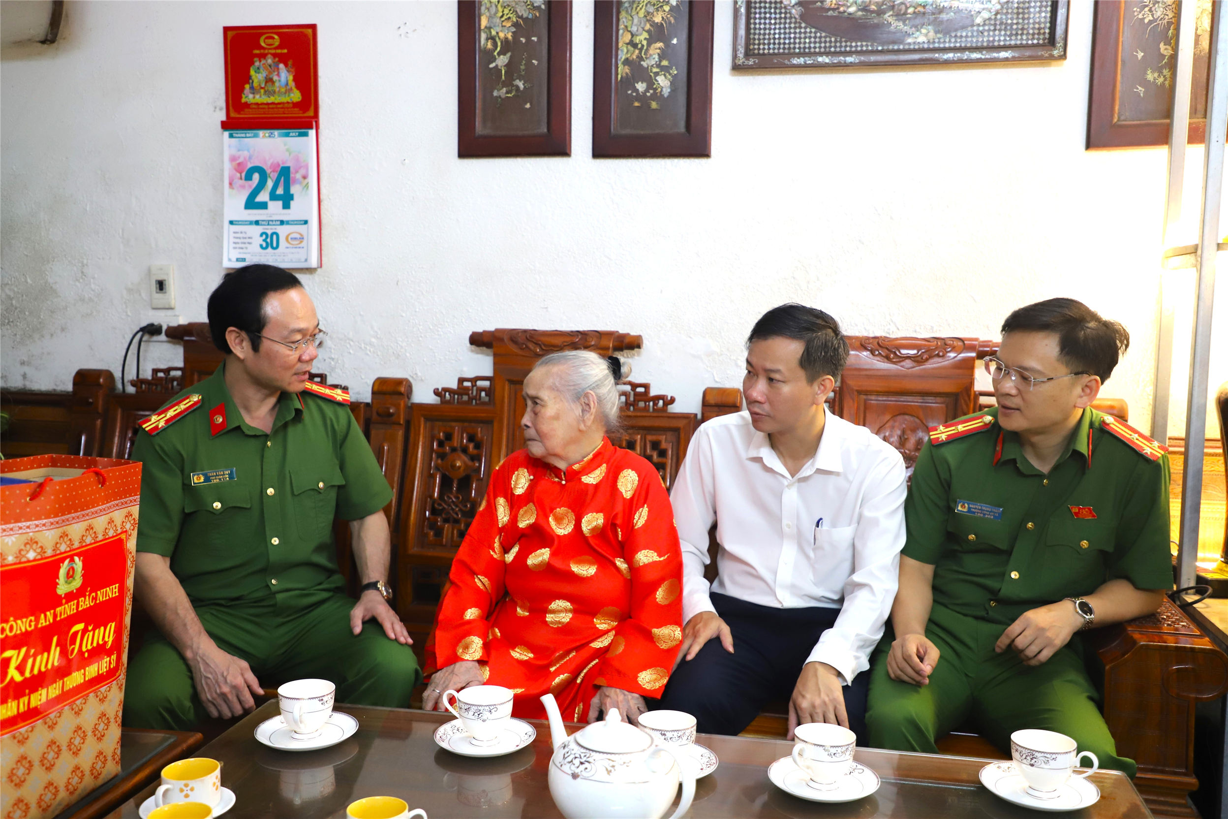 Đại tá Thân Văn Duy, Phó Giám đốc Công an tỉnh thăm hỏi, trao quà tặng Mẹ Việt Nam Anh hùng Đặng Thị Lý.