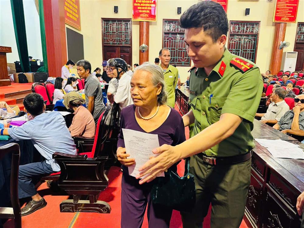 Lực lượng Công an hỗ trợ thân nhân liệt sĩ lấy mẫu AND.