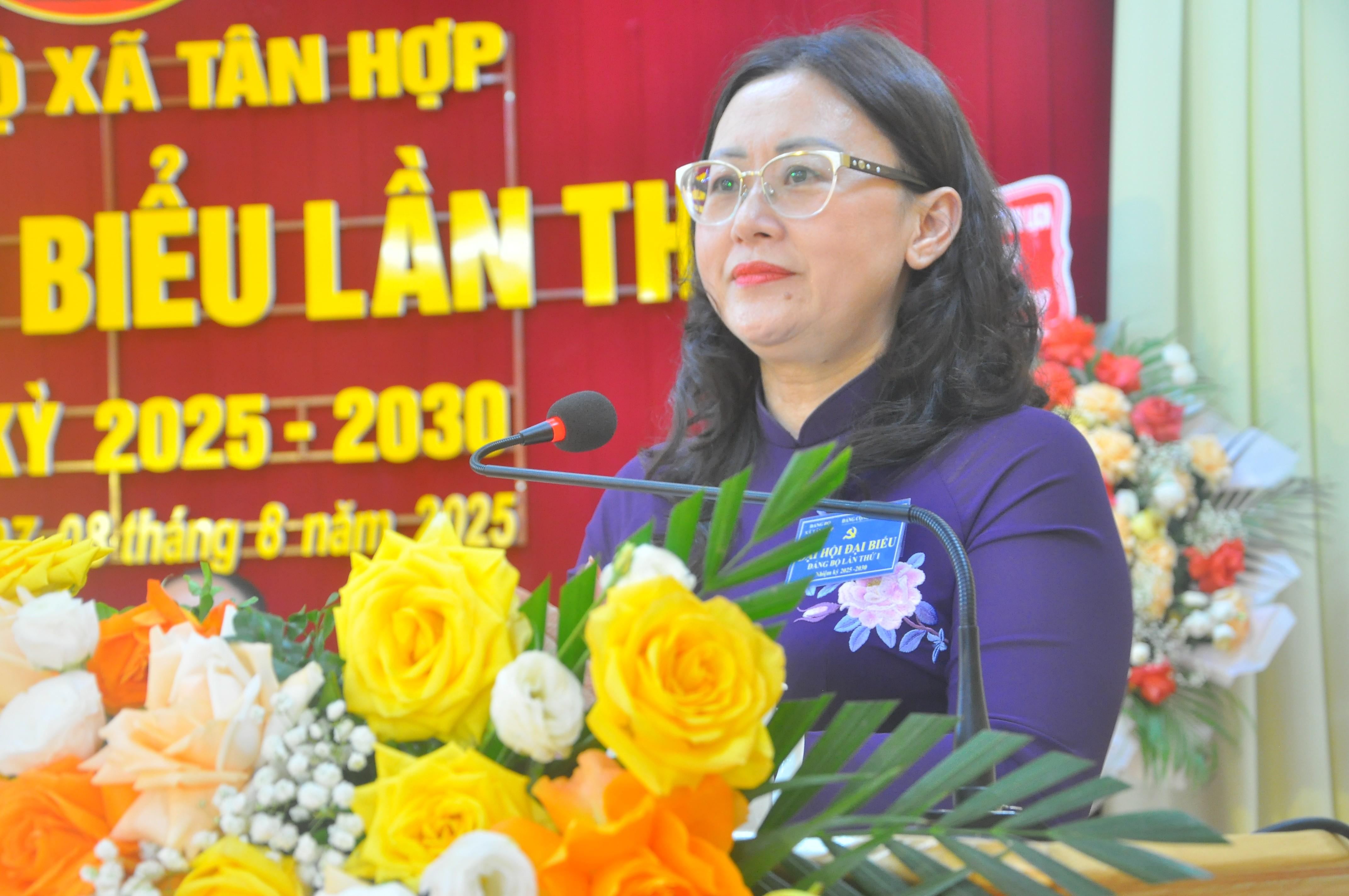 Đồng chí Giàng Thị Dung, Phó Bí thư Tỉnh ủy, Chủ tịch Ủy ban Mặt trận Tổ quốc Việt Nam tỉnh phát biểu chỉ đạo đại hội.