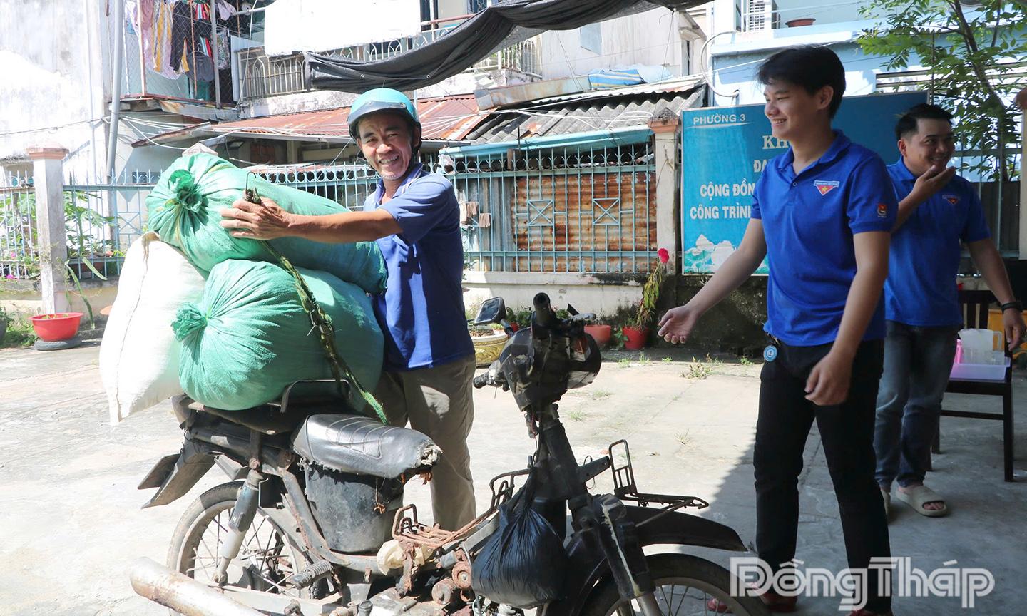 Chú Nguyễn Thành Hoàn (SN 1970) ấp An Thuận, xã Phú Hựu, tỉnh Đồng Tháp chở 3 bao quần áo đến điểm tiếp nhận hàng cứu trợ tại Ban nhân dân khóm Tân Qui, phường Sa Đéc để ủng hộ đồng bào khu vực Trung bộ bị thiệt hại do mưa lũ