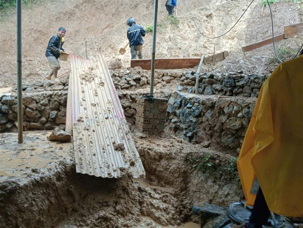 Công an xã Nậm Cắn cùng các lực lượng hỗ trợ người dân khắc phục các điểm sạt lở.