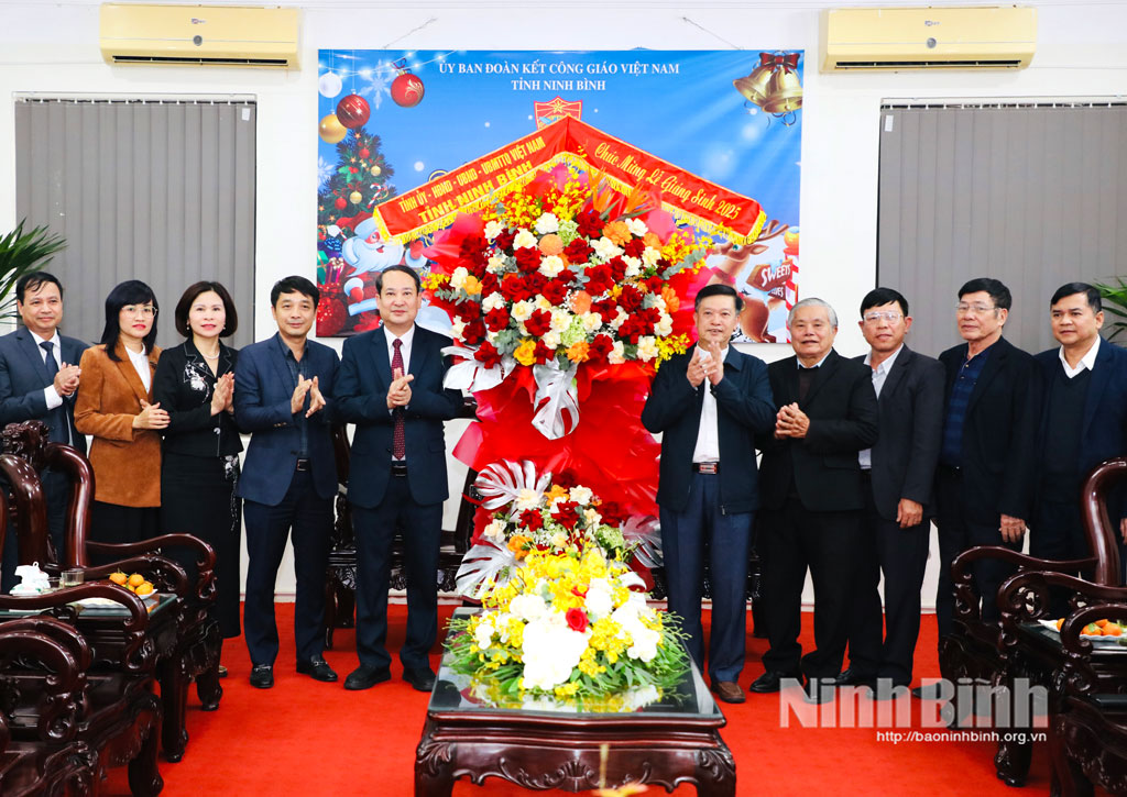 Đồng chí Mai Văn Tuất, Phó Bí thư Tỉnh ủy, Chủ tịch Ủy ban MTTQ Việt Nam tỉnh tặng lẵng hoa chúc mừng UBĐKCG Việt Nam tỉnh