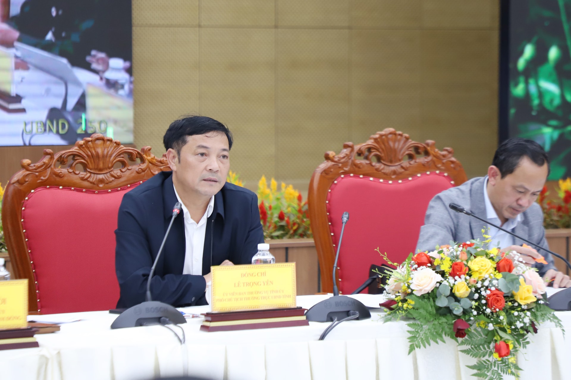 Phó Chủ tịch Thường trực UBND tỉnh Lê Trọng Yên điều hành phiên thảo luận