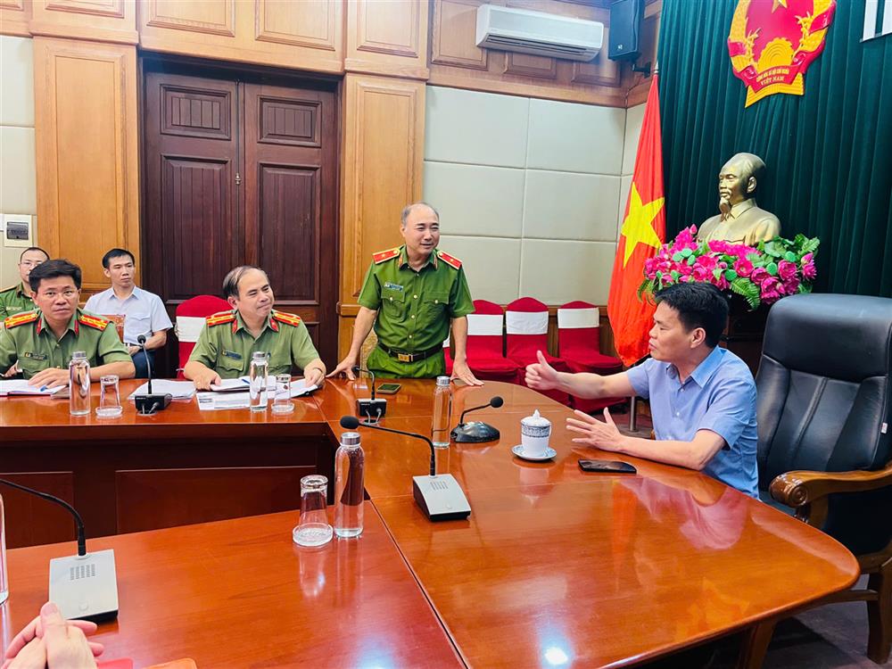 Thiếu tướng Nguyễn Đình Hoàn - Phó Cục trưởng Cục Cảnh sát PCCC và CNCH phát biểu tại cuộc họp.