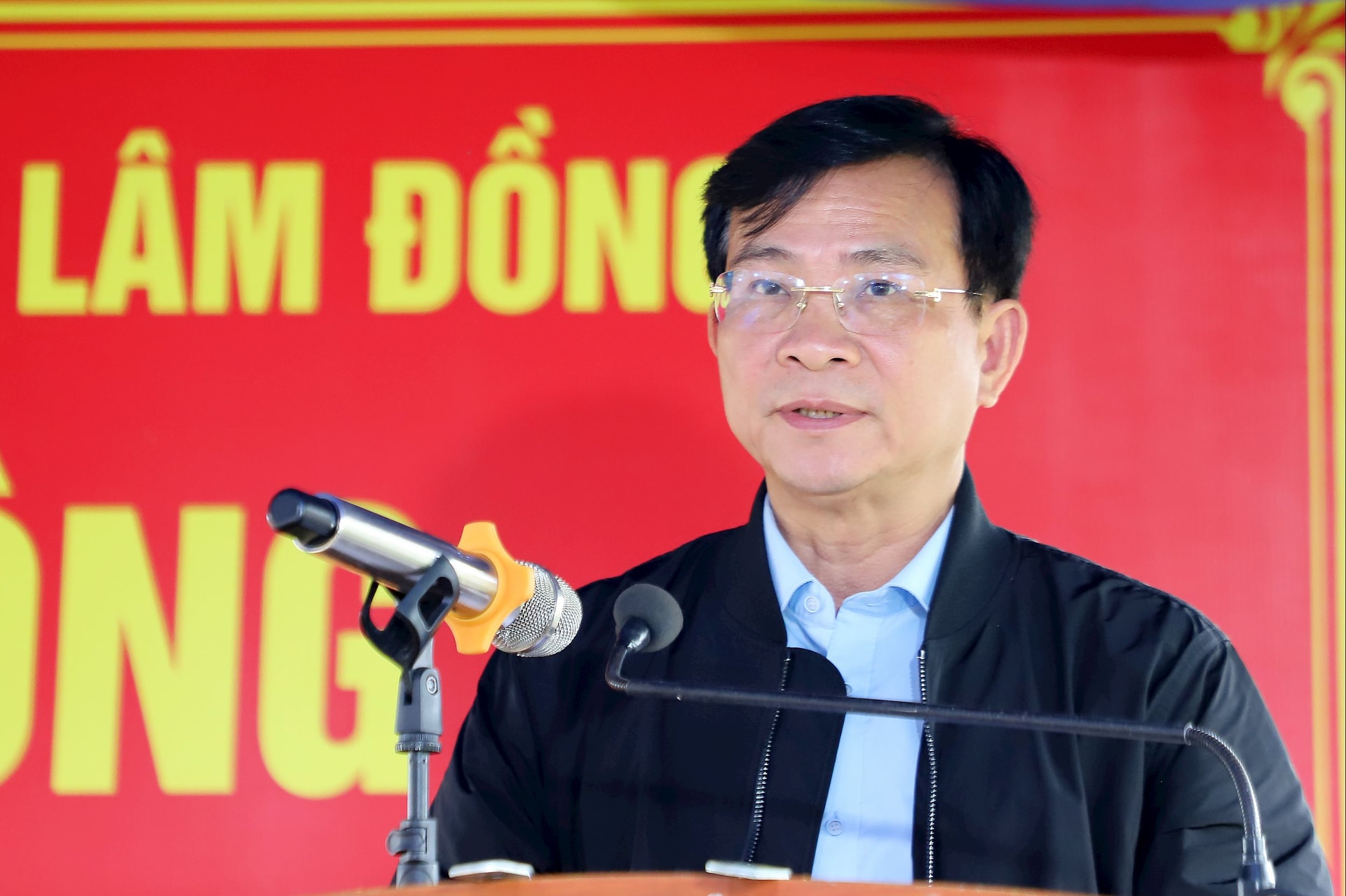 Đồng chí Hồ Văn Mười đề nghị các đơn vị “thần tốc” trong xây dựng nhà mới cho người dân, theo đúng tinh thần của “Chiến dịch Quang Trung” do Thủ tướng Chính phủ phát động